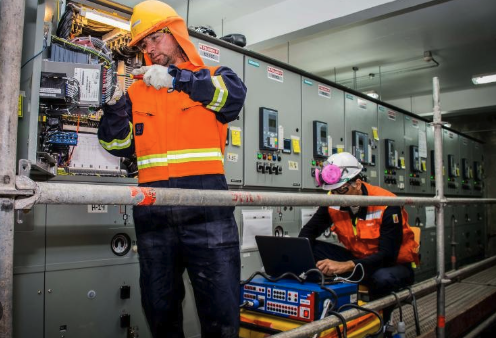 Faena minera con tableros eléctricos